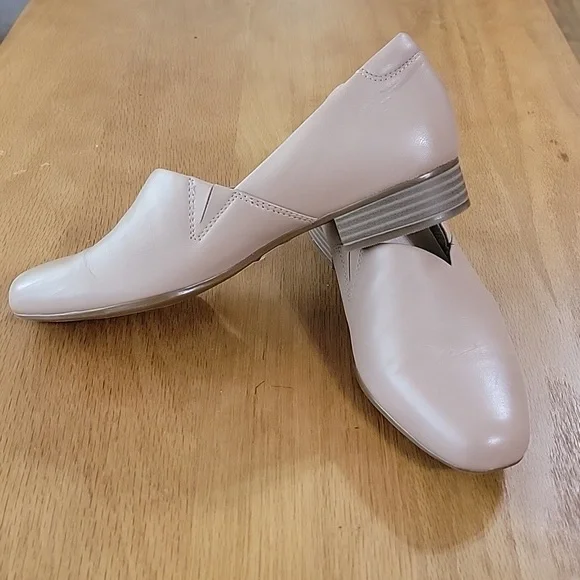 Women's Clarks Juliet Palm Praline Leather Pumps, Cream, Size 7N, New W/O Box - Picture 3 of 9